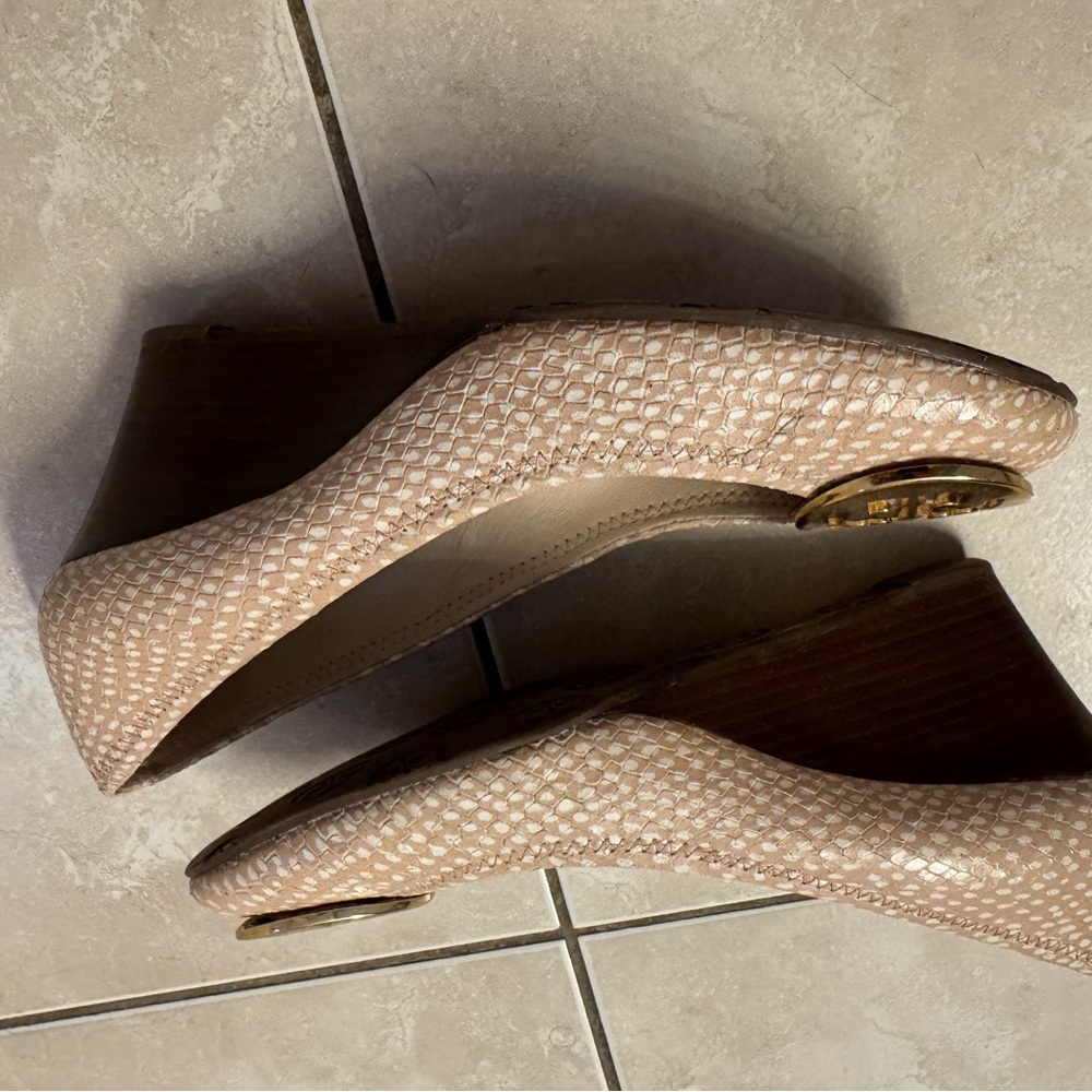 Tory Burch Cream Heels with Iconic Design - Picture 2 of 6